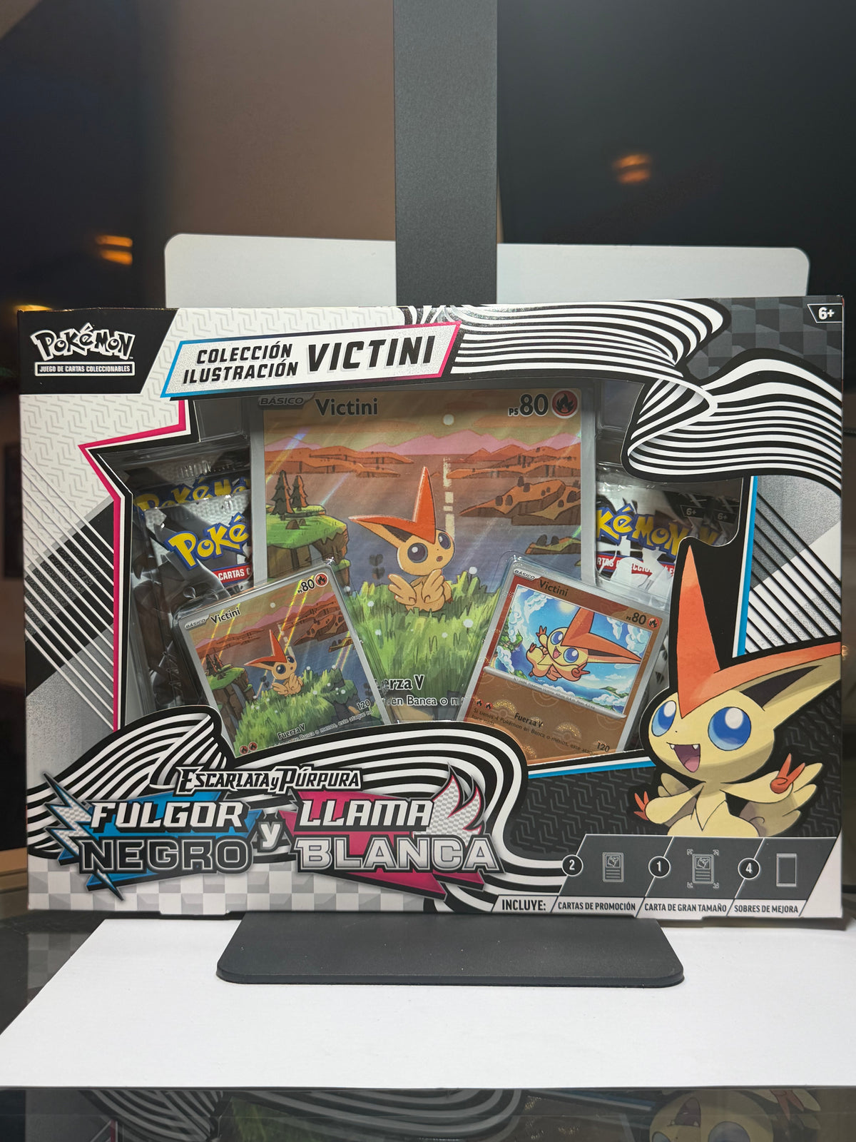 Pokémon TCG: Scarlet & Violet - Black Bolt & White Flare Victini Illustration Collection (Colección Ilustración Teselia de Victini - Fulgor Negro y Llama Blanca)