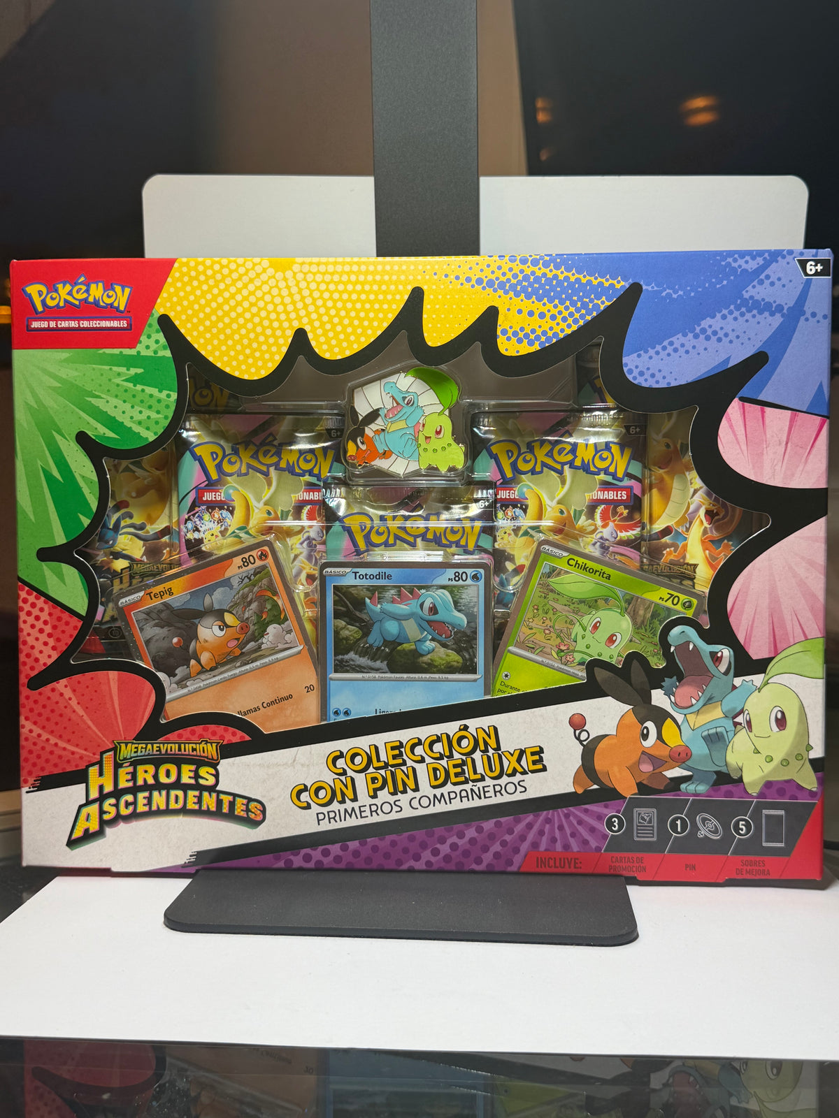 Pokémon TCG: Colección con Pin Deluxe Primeros Compañeros – Héroes Ascendentes de Megaevolución