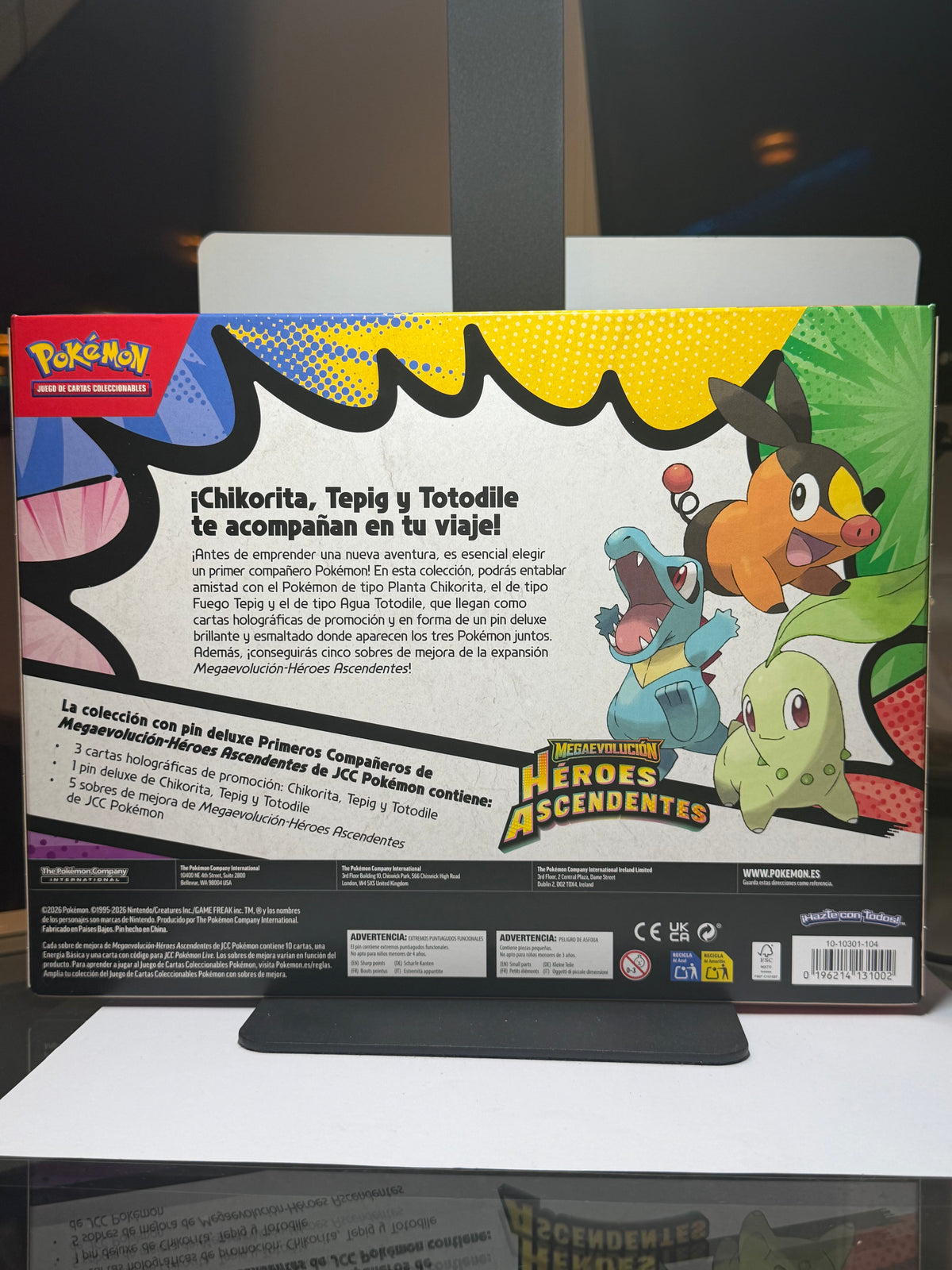 Pokémon TCG: Colección con Pin Deluxe Primeros Compañeros – Héroes Ascendentes de Megaevolución